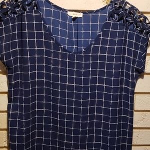 L chiffon top w detail shoulders
